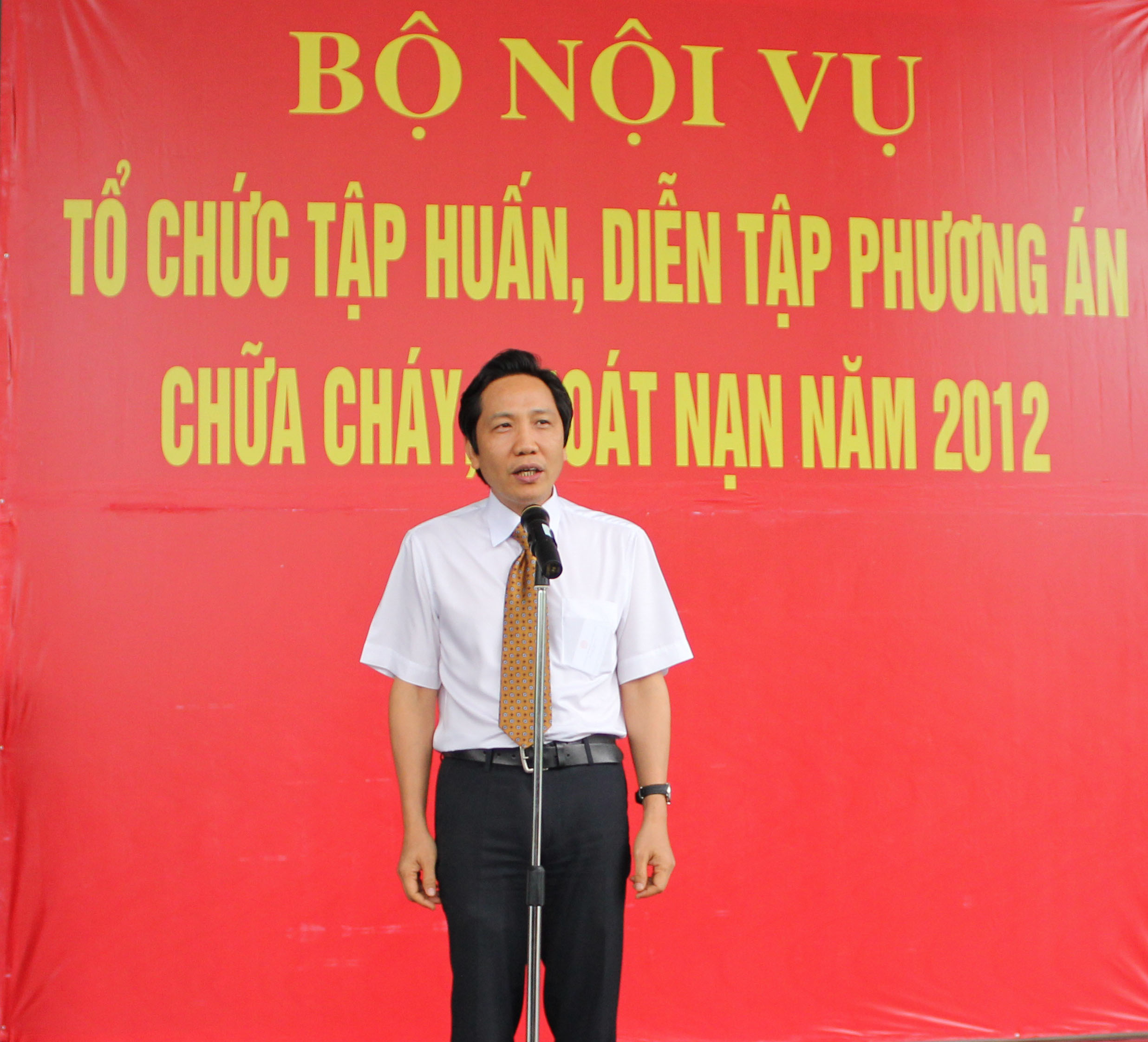 Diễn tập phương án chữa cháy, thoát nạn tại Trụ sở Bộ Nội vụ